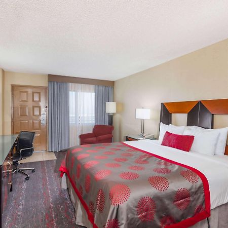 Ramada By Wyndham San Diego National City Exterior foto