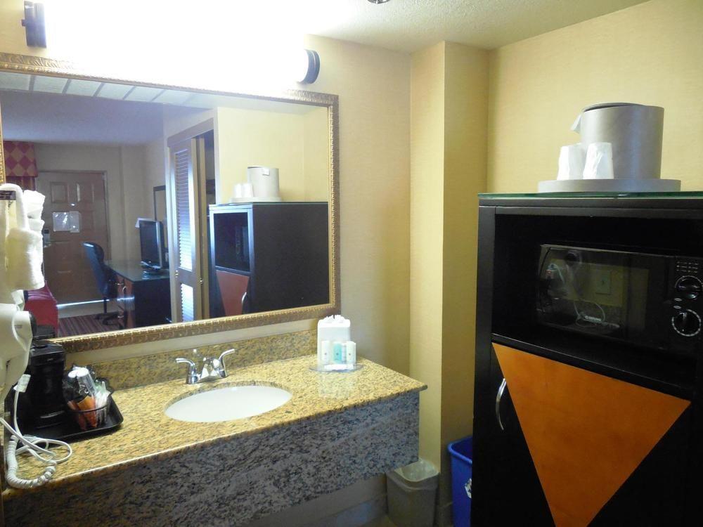 Ramada By Wyndham San Diego National City Exterior foto